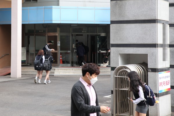 부천시교육지원청이 코로나19 집단 감염 방지를 위해 27일로 예정됐던 유치원, 초등학교 1~2학년, 중학교 3학년, 고등학교 2학년 및 특수학교의 등교개학을 원격 수업으로 전환했다. 사진은 지난 20일 등교 중인 부천의 한 고등학교 고3 학생들. (사진=장민호 기자)