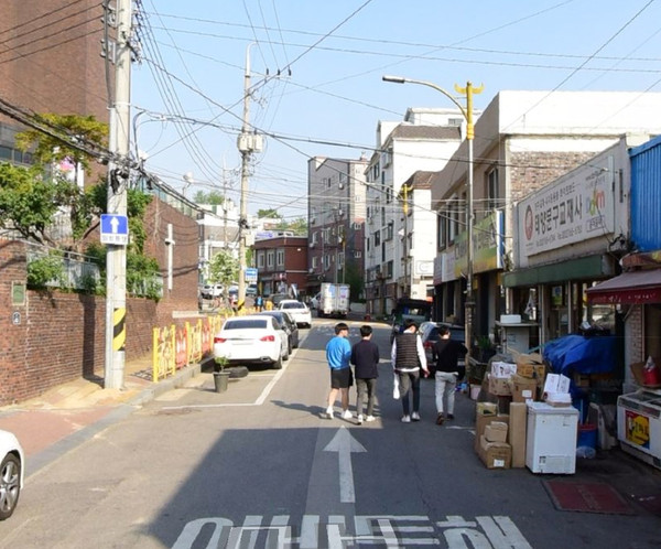 동구는 보행자의 안전 확보 및 도시미관 개선을 위해 서해대로513번길 500m 구간에 전선 및 통신선을 땅에 매설하는 지중화사업에 착수했다고 27일 밝혔다. 사진은 1 서해대로513번길 가공선로 지중화사업 현장사진. (사진제공=동구청)