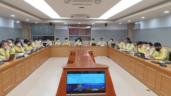 과천시는 지난 25일 시청 상황실에서 간부 공무원을 대상으로 ‘그린뉴딜’과 과천시 정책 방향에 대한 자체 보고회를 열었다. (사진제공=과천시청)