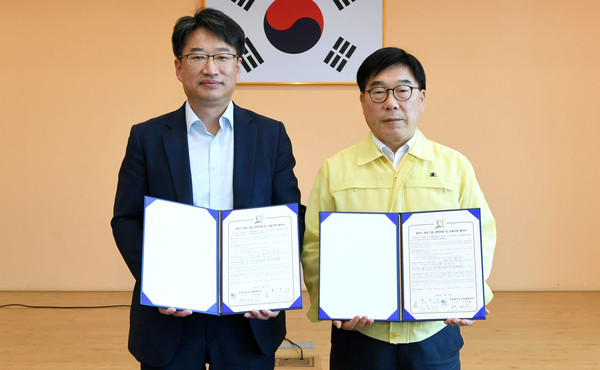 광주시는 27일 시청 중회의실에서 전국경제인연합회 중소기업협력센터와 관내 중소기업의 경영애로 해소 및 기업경쟁력 강화를 위한 업무협약을 체결했다. 오른쪽 신동헌 시장. (사진제공=광주시청)