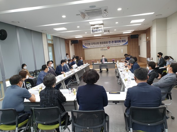 안산시는 27일 안산형 지역사회 통합돌봄 모형 개발에 다양한 공공·민간·전문가 등의 의견을 반영하고 협력을 위한 ‘지역사회 통합돌봄 선도사업 민·관협의체’ 회의를 개최했다. (사진제공=안산시청)