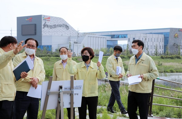 김보라 안성시장은 지난 26일, 집중호우, 태풍 등 여름철 자연재난에 대비하고 적극적인 선제적 대응을 하고자, 관내 재해취약시설을 방문해 시설물 현장점검을 실시했다. (사진제공=안성시청)