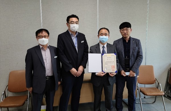 임문영 경기도미래성장정책관이 행정안전부로부터 공공데이터 제공운영 대통령표창을 받고 기념촬영을 하고 있다. (사진제공=경기도청)