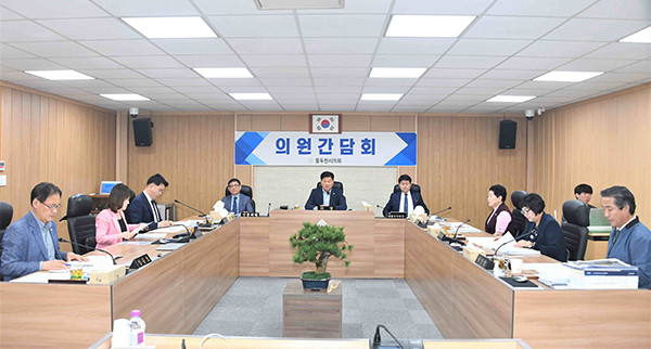동두천시의회는 지난 26일 의원 회의실에서 ‘5월 중 의원간담회’를 열었다. (사진제공=동두천시의회)