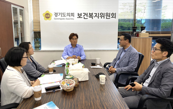 정희시 경기도의회 보건복지위원장은 보건복지위원실에서 장애인재활치료시설 운영 현안 정담회를 가졌다. (사진제공=경기도의회)