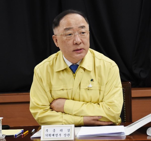 홍남기 경제부총리는 28일 오전 정부서울청사에서 열린 ‘제5차 비상경제 중앙대책본부 회의’를 주재한 자리에서 이같이 밝혔다.(사진=기재부)