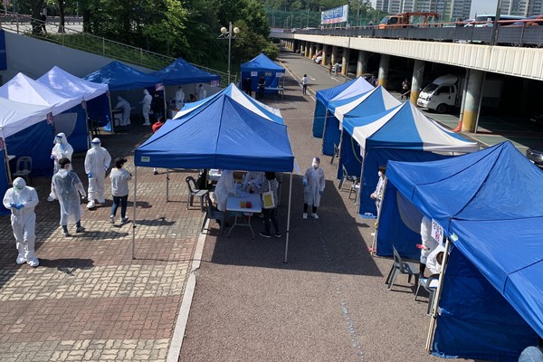 부천 쿠팡 물류센터 관련 코로나19 확진자 수가 28일 오전 69명으로 집계됐다. 사진은 부천종합운동장 주차장에 설치된 선별진료소. (사진=장민호 기자)