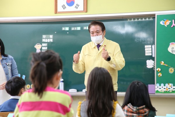 최대호 안양시장 부흥초교를 방문해 학생과 교직원 격려하고 있다. (사진제공=안양시청)