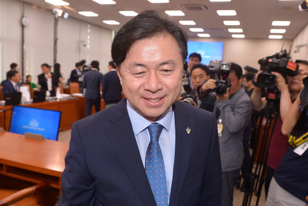 제21대 국회 사무총장에 더불어민주당 김영춘 의원(3선)이 유력하게 거론되고 있고 있는 가운데 최재성 의원과 무소속 민병두 의원, 박수현 전 청와대 대변인 등도 하마평에 오르내리고 있다. (사진=중앙신문DB)