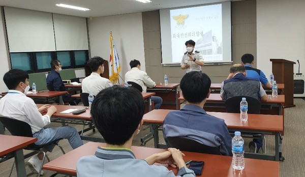 파주소방서가 공장 화재 시, 인명 및 재산피해를 줄이기 위해 공장 화재안전리더 양성 교육을 실시하고 있는 모습. (사진=파주소방서 제공)
