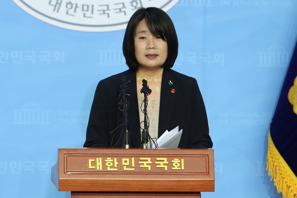 정의기억연대 회계 부정 등 의혹이 제기된 윤미향 더불어민주당 당선인이 29일 오후 기자회견을 열고 그간의 의혹은 사실이 아니라고 주장했다. (사진=장민호 기자)