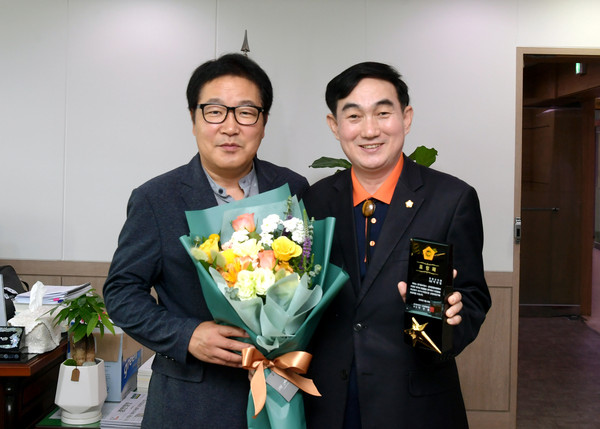 이정우 양평군의회 의장이 지난 28일 박현일 의원(오른쪽)에게 제7회 경기 동부권 시·군 의장협의회 ‘의정활동 우수의원’ 표창패를 전달했다. (사진제공=양평군의회)
