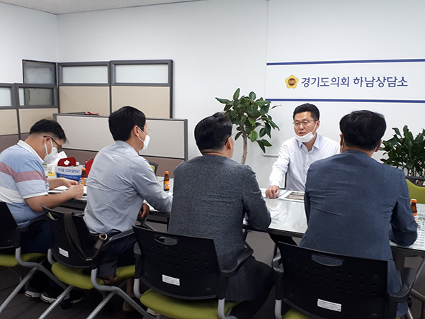 경기도의회 건설교통위원회 김진일 의원은 경기도의회 하남상담소에서 경기도 건설본부 윤성진 본부장 및 관계공무원들과 경기도 신청사 건립공사 관련 정담회를 진행했다. (사진제공=경기도의회)