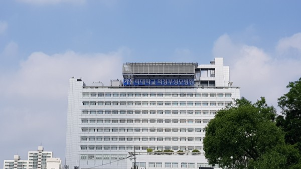 A씨는 의정부성모병원에서 입원 치료 후, 퇴원해 지난 2일 자택에서 코로나19 검체 채취를 받고, 3일 확진 판정을 받기까지 자택에 머물렀던 것으로 조사됐다. 사진은 의정부 성모병원 전경. (사진=중앙신문 DB)