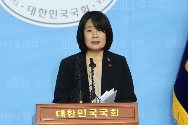 윤미향 의원은 당선인 신분이던 지난달 29일 국회 정론관에서 기자회견을 열고 회계 부정 등 의혹을 부인했다. (사진=장민호 기자)