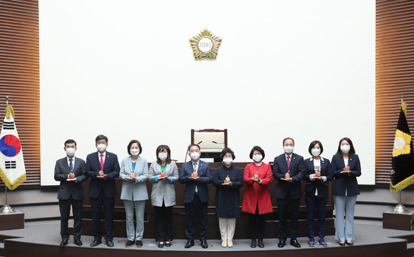 광주시의회 의원들이 코로나19 의료진에게 감사와 응원의 메시지를 전하는 ‘덕분에 챌린지’ 캠페인에 동참했다. (사진제공=광주시의회)