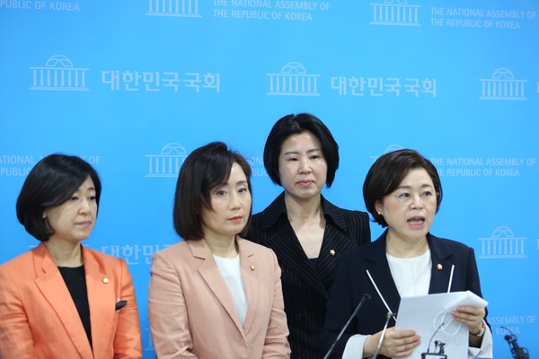 미래통합동 여성의원들이 2일 오전 성명서를 내고 "온오프라인으로 퍼지고 있는 위안부 피해자 이용수 할머니에 대한 반인륜적 2차 가해를 즉각 중단할 것을 강력히 촉구한다"고 밝혔다. (사진=장민호 기자)