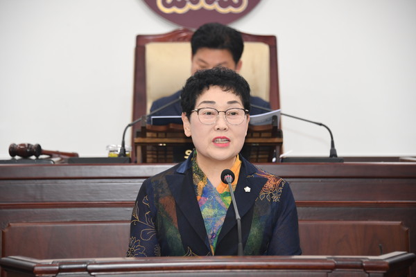 동두천시의회 정문영 의원(더불어민주당, 비례대표)은 지난 1일 제294회 동두천시의회 정례회 제1차 본회의 5분 자유발언을 통해, 동두천 지역경제 활성화를 위해 시가 나서서 지역화폐 사용을 더욱 확대할 것을 촉구했다. (사진제공=동두천시의회)