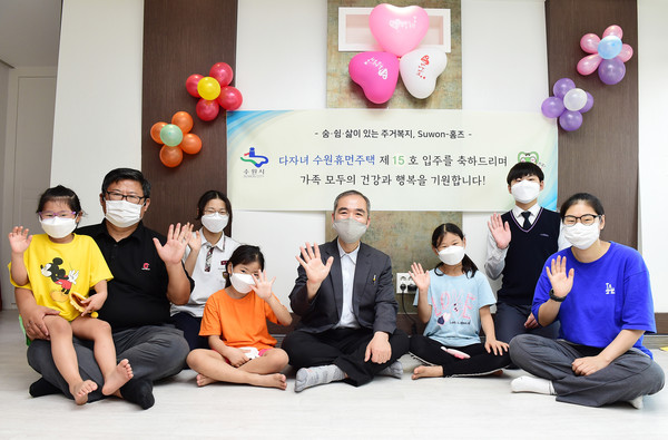 조무영 수원시 제2부시장이 지난 29일 15번째 ‘다자녀수원휴먼주택’을 방문해 입주를 축하했다. (사진제공=수원시청)