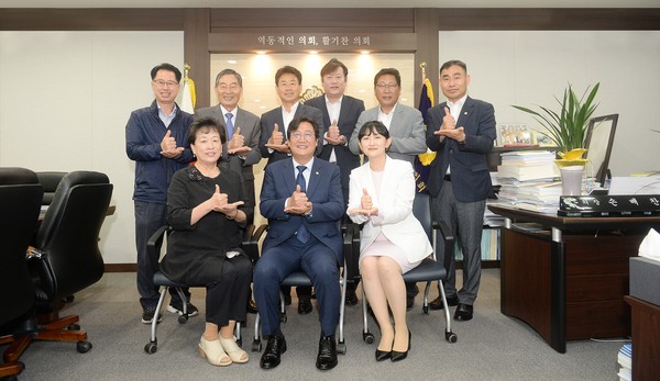 사진 앞줄 왼쪽부터 최영실·손배찬·안소희 의원, 뒷줄 왼쪽부터 최창호·박재진·김병수·박찬일·이성철·조인연 의원. (사진제공=파주시의회)