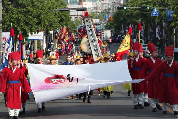 동구가 하반기 개최를 검토하고 있던 ‘제31회 화도진축제’를 전격 취소했다. 3일 구에 따르면 행사 취소 후 축제 관련 예산은 코로나19 대응 및 지역경제 활성화를 위한 사업에 재편성해 사용할 방침이다. (사진제공=동구청)