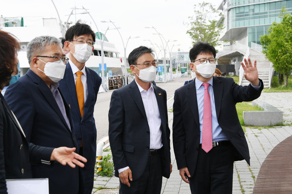 김포시와 워터웨이플러스가 해양관광 활성화를 위해 손을 맞잡았다. (사진제공=김포시청)