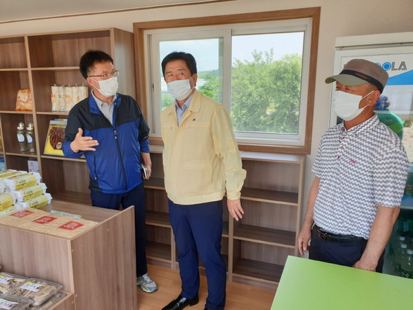 연천군 장남면주민자치위원회는 지난 3일 연천 호로고루에서 연천군수 및 장남면주민자치위원 등 약 30여명이 참석한 가운데 ‘장남면 농·특산물 직판장 오픈식’을 개최했다. (사진제공=연천군청)