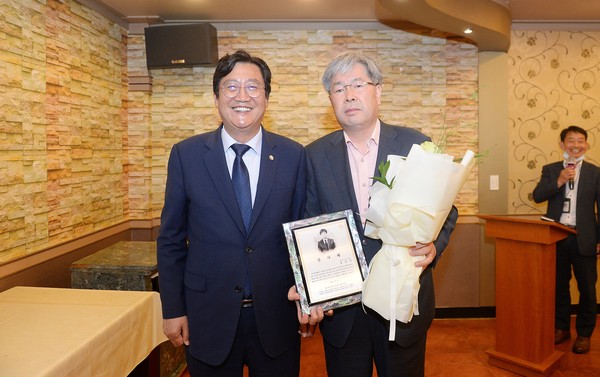 파주시의회는 올 상반기 퇴직 예정 공무원 5명에게 의회에 대한 깊은 관심과 성원으로 의정발전에 기여한 공로를 인정, 감사패를 수여했다. 사진 왼쪽 손배찬 의장, 김정기 부시장. (사진제공=파주시의회)