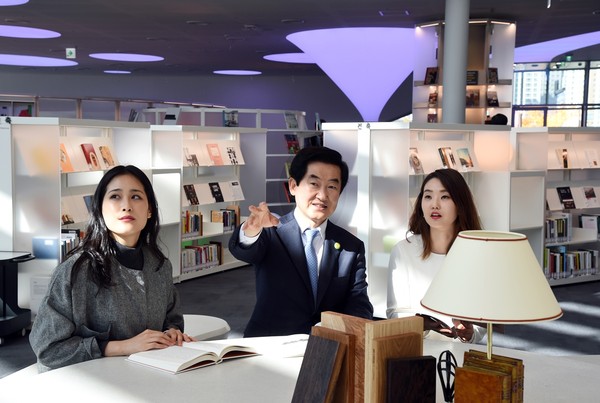 의정부미술도서관 찾은 안병용 시장(사진제공=의정부시청)