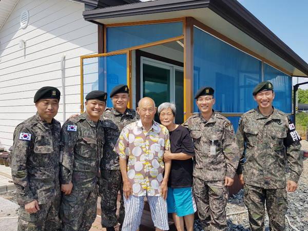 최근 육군 5사단 예하 표범연대 소속 간부들의 지역민들을 위한 봉사활동 등 선행이 알려지며 주변에 훈훈한 감동을 전해주고 있다. (사진제공=육군5사단)