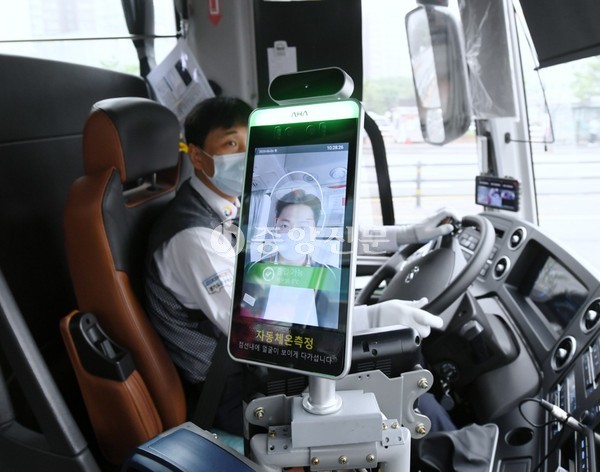 김포시가 국내 최초로 버스에 스마트 발열체크기를 도입했다. (사진제공=김포시청)