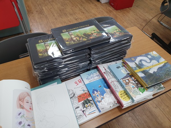 계양구학교밖청소년지원센터 꿈드림은 지난 달 14일 계양구 학교밖청소년 16명의 가정으로 컬러링북 키트를 배송해 집에서 안전하게 즐기는 2020년 문화체험활동 ‘컬러풀데이(Colorful Day)’를 실시했다. (사진제공=계양구청)