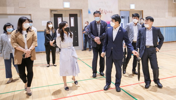 이재현 인천 서구청장은 지난 2일 인천원당고등학교와 검단중학교 두 곳을 연이어 방문했다. (사진제공=서구청)