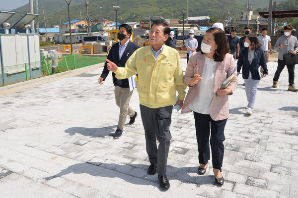 지난 3일 유천호 강화군수는 삼산면 주민자치센터 신축 등  사업현장 찾았다. (사진제공=강화군청)