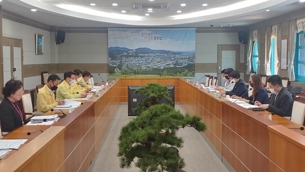 동두천시는 위원장인 송기헌 부시장 주재로, 최금숙 동두천시의회 부의장, 건축 및 부동산 전문가, 생활공감모니터단, 동두천시 공무원 등 다양한 분야의 전문가로 구성된 규제개혁위원들이 참석한 가운데, ‘2020년 규제개혁위원회’를 개최했다. (사진제공=동두천시청)