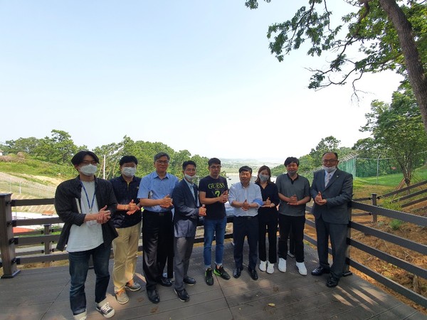 경기도의회 기획재정위원회 정대운(더민주, 광명2)위원장과 이종인 의원(더민주, 양평2)이 도라산 평화공원 신규콘텐츠 도입사업과 관련해 평화공원 내 유아숲 체험원 조성을 검토를 위해 도라산 평화공원을 현장방문 했다. (사진제공=경기도의회)