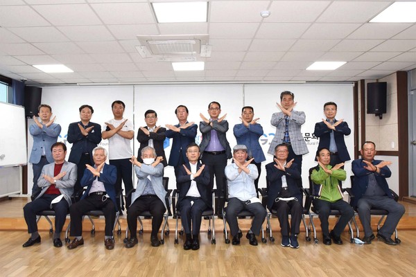 정하영 김포시장과 접경지역 주민들이 탈북민단체를 향해 대북전단 살포행위의 즉각적인 중단을 촉구했다. (사진제공=김포시장)