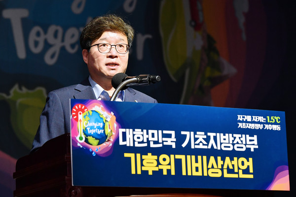 염태영 수원시장은 “지방정부의 ‘기후위기 비상대응’이 정부의 ‘그린 뉴딜’ 정책 방향을 제시하고, 지역에서 현장감 있는 정책을 만드는 동력이 될 것”이라고 말했다. (사진제공=수원시청)