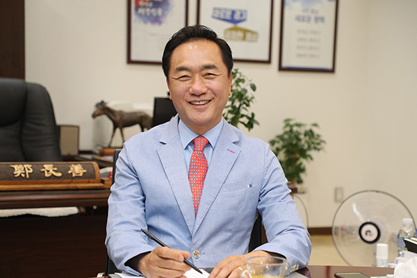 정장선 평택시장이 지난 5일 무급 휴직 상태인 주한미군 한국인 근로자 업무 복귀와 관련해 환영의 뜻을 밝혔다. (사진제공=평택시청)