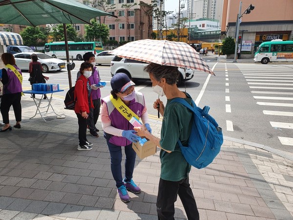 안양시 비산1동 지역사회보장협의체가‘코로나 이겨내요’,‘조금만 힘내세요’등의 응원문구가 적힌 손소독제를 주민들에게 나눠주는 일명‘토닥토닥 응원 캠페인’을 전개했다. (사진제공=안양시청)