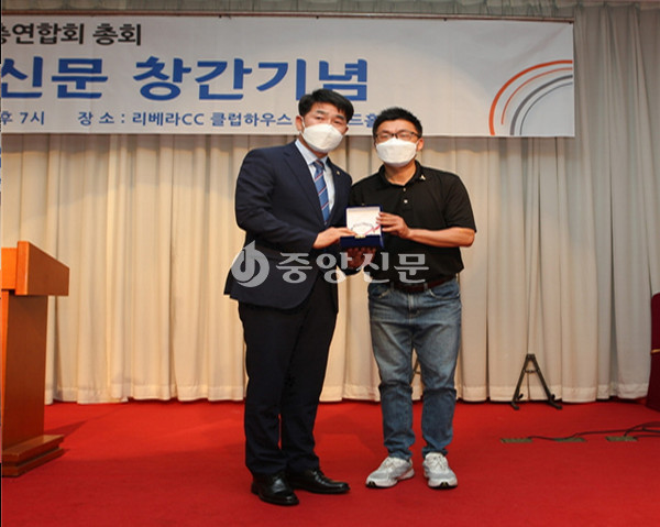 화성시의회 배정수 의원이 동탄2신도시 주민총연합회와 동탄2신도시 회장단협의회로부터 ‘감사패’를 받았다. (사진제공=화성시의회)