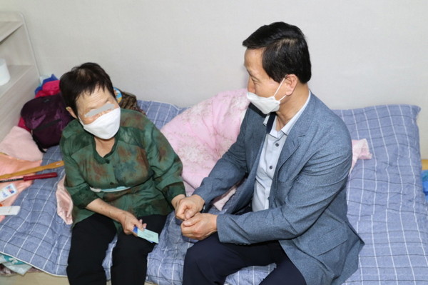 연천군은 10일부터 거동불편, 장애 등으로 온라인 신청 및 오프라인 방문접수가 어려운 취약계층에게 재난기본소득 ‘찾아가는 방문 서비스’를 실시한다. (사진제공=연천군청)