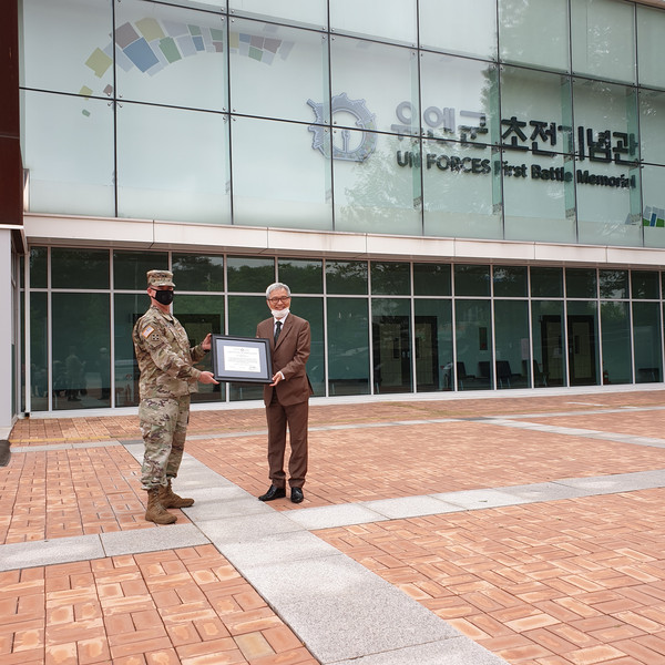 곽상욱 오산시장은 지난 6일 미8군 사령관 마이클 빌스의 감사패를 전달 받았다. (사진제공=오산시청)