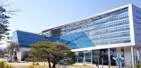 성남시는 마이스 산업 활성화를 위해 오는 7월 31일까지 ‘특별한 장소(유니크 베뉴)’를 공모한다. 사진은 성남시청 전경. (사진=중앙신문DB)