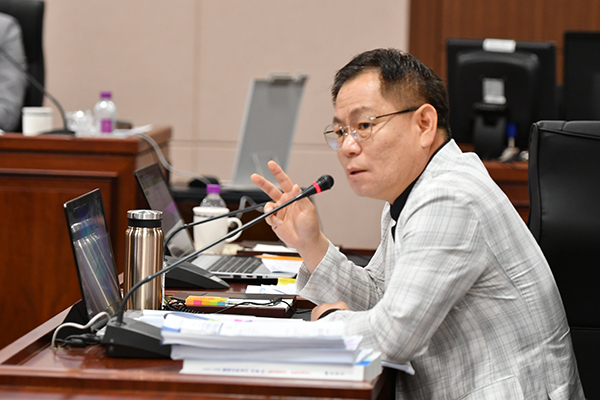 포천시의회 행정사무감사 마지막 날인 19일, 송상국 의원은 포천시체육회 특정인이 3억 7000만 원을 횡령한 사건과 관련해 잘못된 사항을 조목조목 따지며, 동료 직원들과의 유착 의혹을 제기하고 있다. 2019.06.19 (사진=김성운 기자)