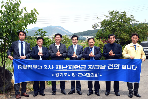 9일 경기도시장군수협의회 임원진이 9일 회의를 마친 뒤 '덕분에 챌린지' 포즈를 취하며 기념촬영을 하고 있다. (사진제공=의정부시청)