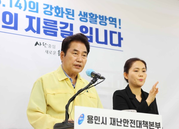 용인시 백군기 시장이 9일 시청 브리핑룸에서 가진 페이스북 대화를 통해 “길어지는 코로나19 사태 속에서 지역경제의 주체인 소상공인들이 쓰러지지 않도록 잡아주는 지지대 역할을 하기 위해 900억 상당의 용인와이페이를 확대 발행키로 했다”고 밝혔다. (사진제공=용인시청)