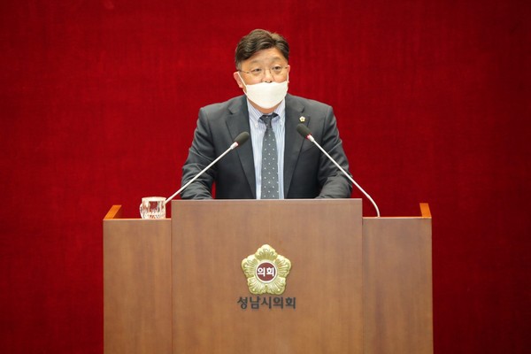 성남시의회 안광림 의원은 최근 열린 제 253회 제1차 정례회 시정질문을 통해 코로나19 확산사태로 불거진 미숙한 성남시의 재난대응을 질타했다. (사진제공=성남시의회)