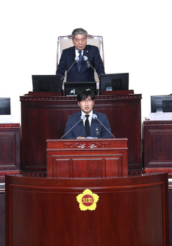 경기도의회 보건복지위원회 조성환의원이 제344회 정례회 제1차 본회의 5분 자유발언을 진행하고 있다. (사진제공=경기도의회)