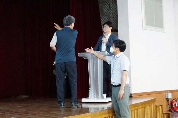 박여동 수석대교반대대책위원회 위원장이 오동욱 LH 신도시광역교통부 차장의 발표 내용에 이의 제기하며 항의하고 있다. (사진=장민호 기자)
